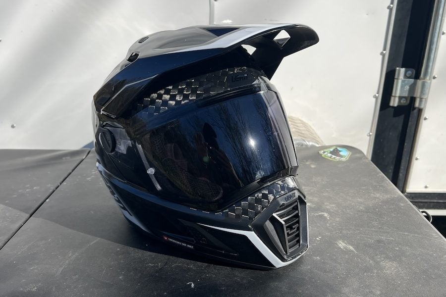 Leatt 9.5 Carbon helmet